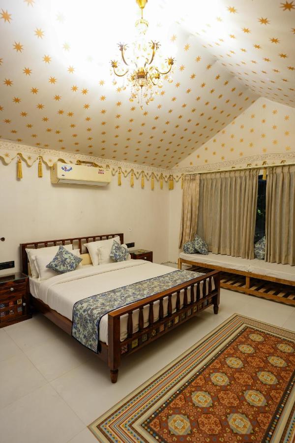 Driepersoonskamer met Uitzicht op het Zwembad