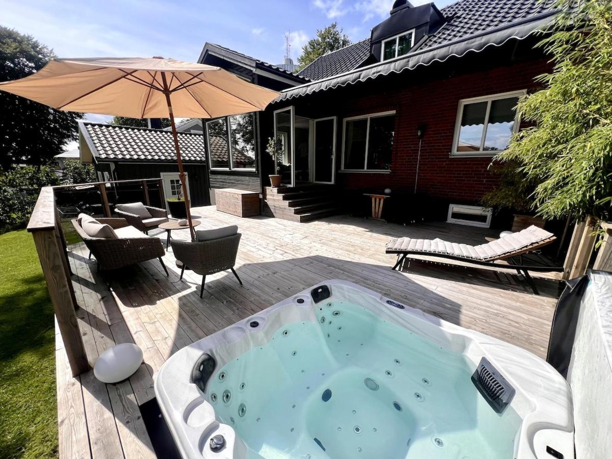 Stylish Villa, Terrace & Garden - Bed and Breakfast Ljungby