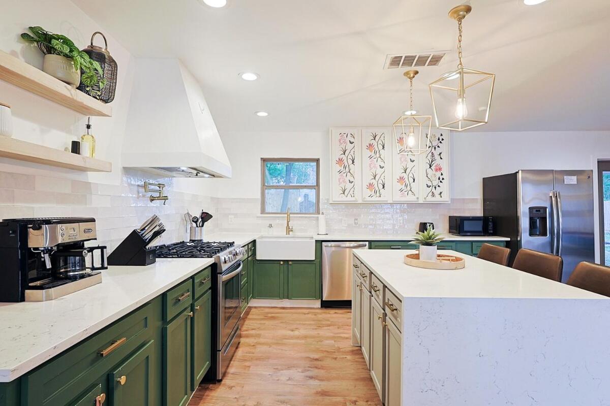 Spacious 4BR Central Dallas Home - Firepit & Game Loft - Chambres d’hôtes Farmers Branch