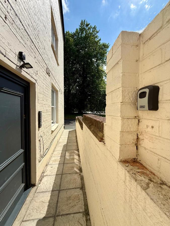 Modern 2-Bed High Wycombe Apartment - Near Train and Town - Parking Available - B&B High Wycombe