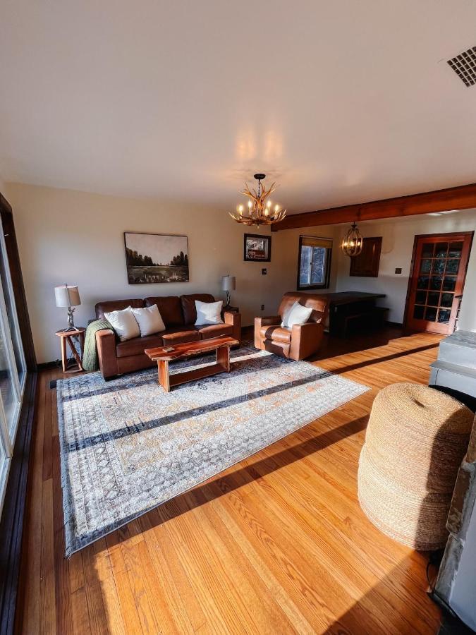 Riverfront cabin with hot tub, kayaks, dock, dog ok - B&B Rileyville