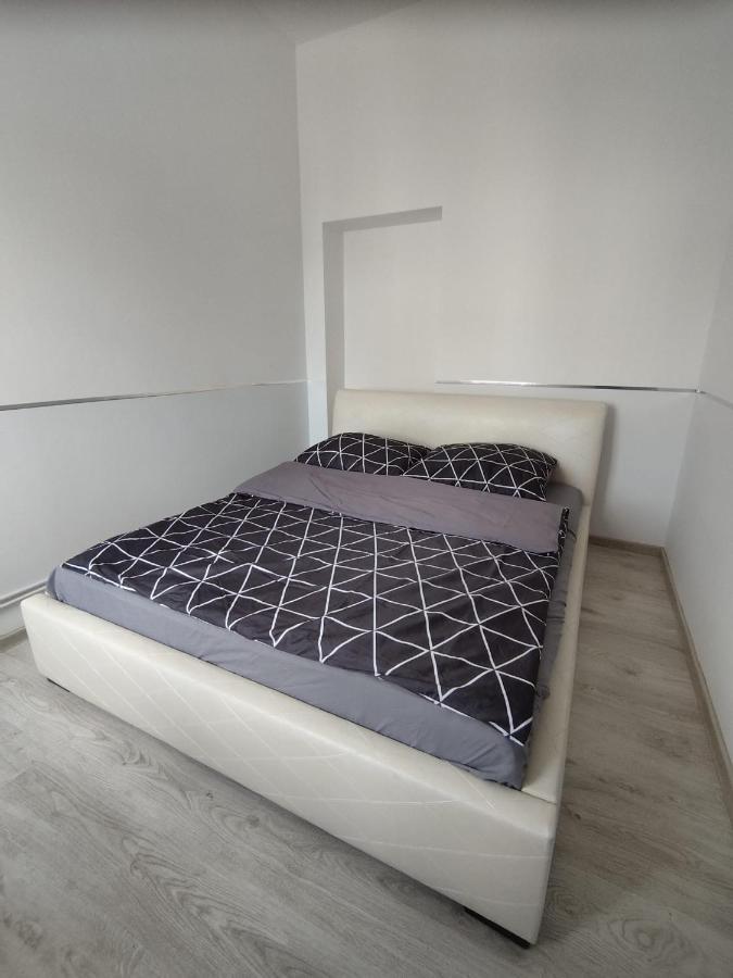 Silver Stone by Grafit - B&B