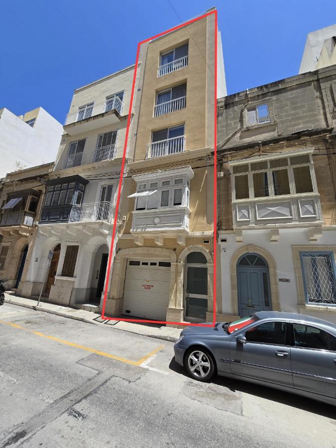 Cozy 2 Bedroom Steps to Seafront - B&B Il-Gżira