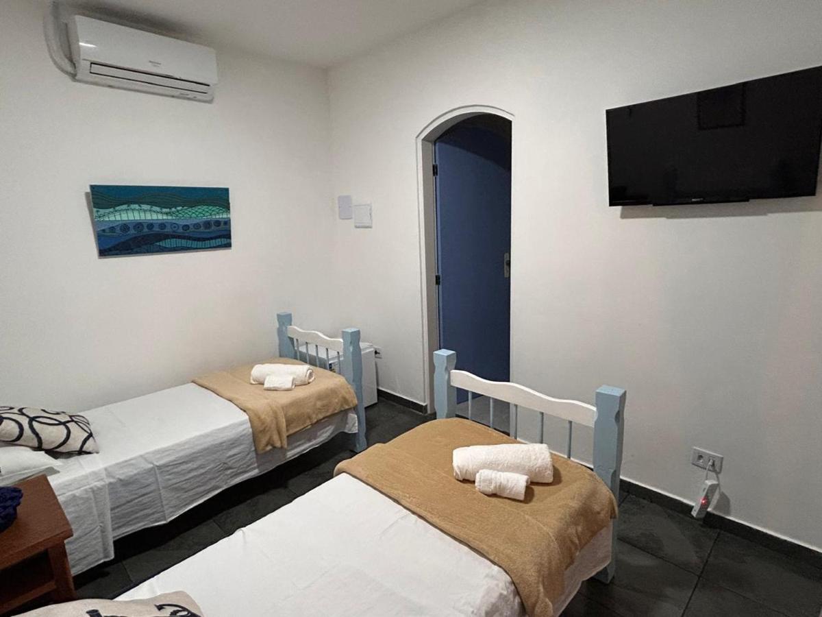 Tweepersoonskamer met 2 Aparte Bedden en Eigen Badkamer