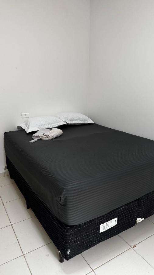 Zimmer mit Queensize-Bett und Balkon