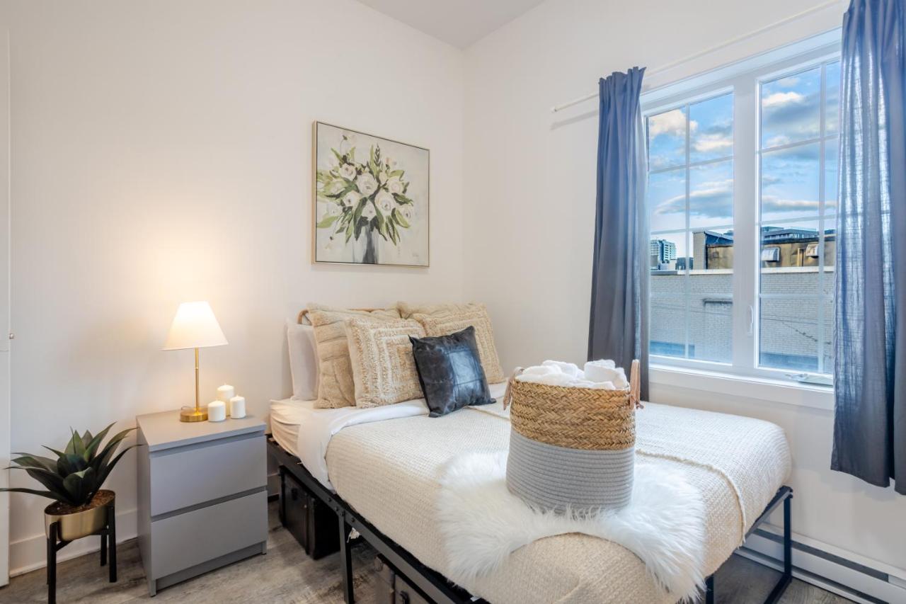 Chic and Spacious 3 Bedrooms in Griffintown - B&B Montreal