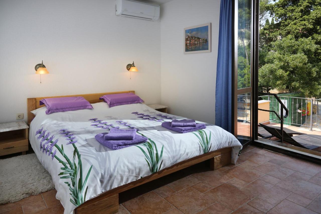 Camera Matrimoniale con Terrazza e con Vista Giardino