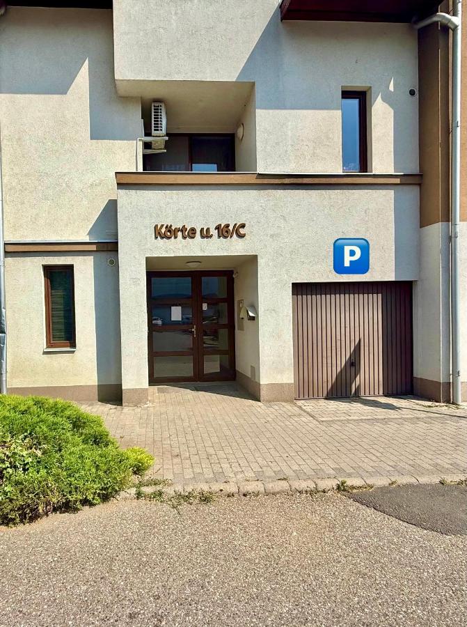 AVIRA Apartman - B&B