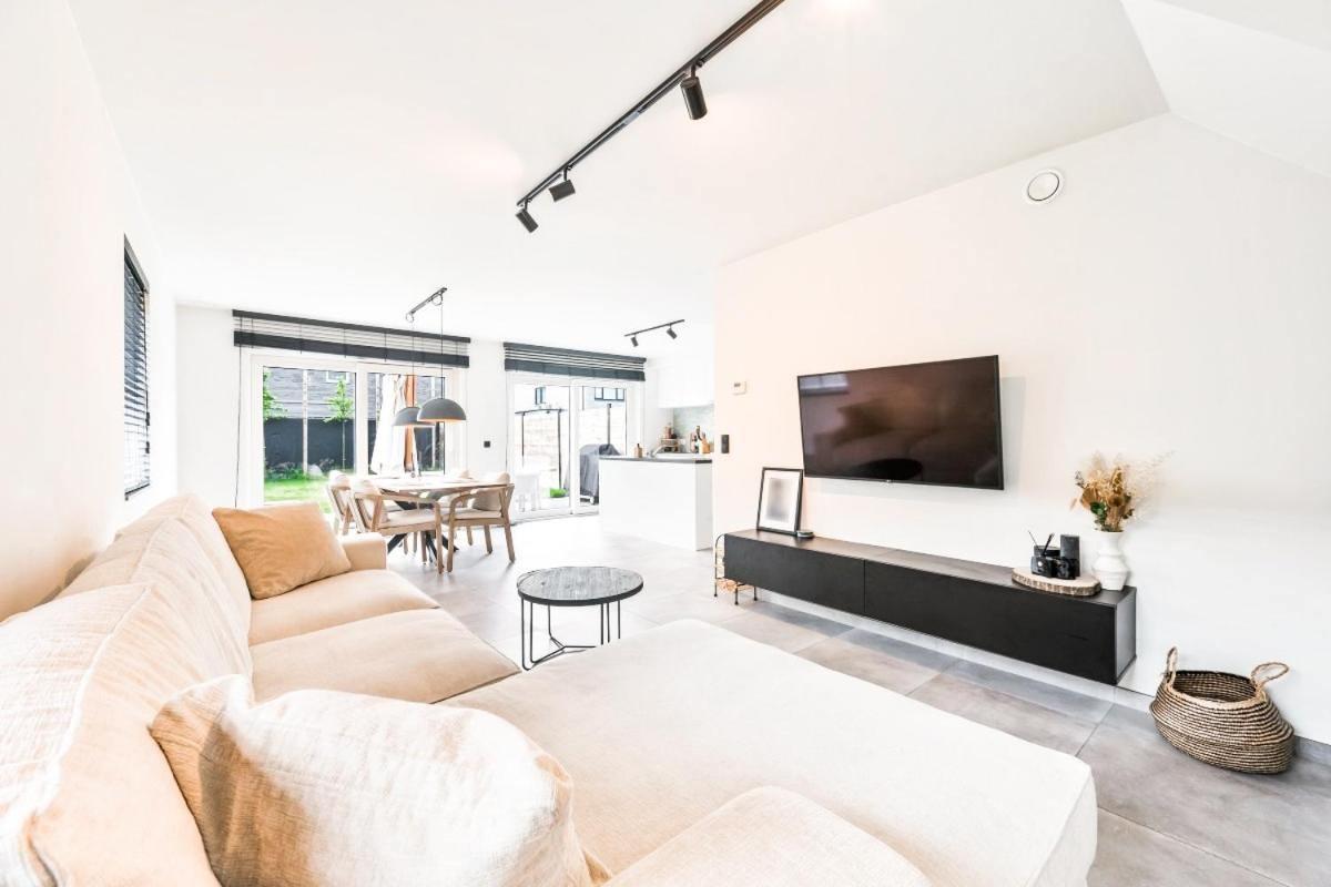 Luxe Villa near Antwerp - 10 min from Tomorrowland - B&B Aartselaar