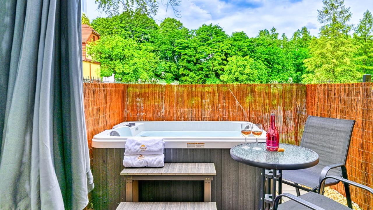 Apartament z prywatnym jacuzzi przy deptaku by Royal Aparts Holiday Mountain Residence - B&B Świeradów-Zdrój