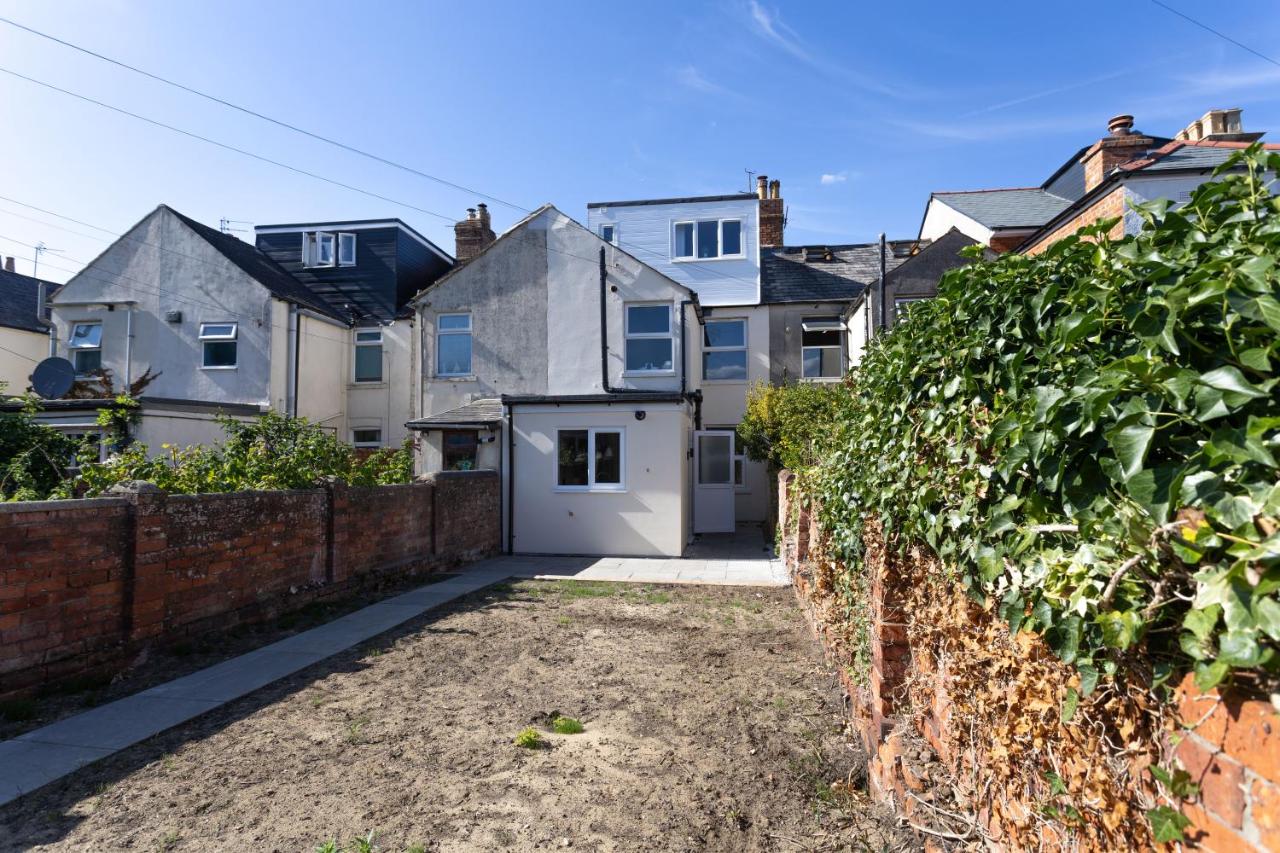 Lansdown House Long Stays Free parking and Wi-Fi - B&B Swindon