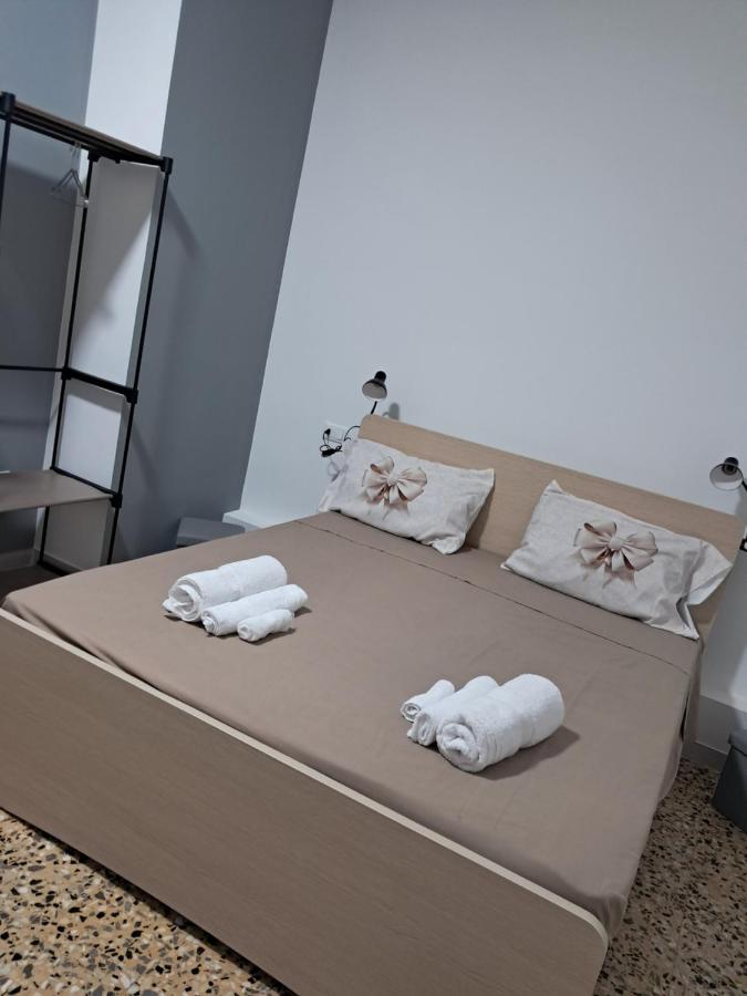 Zimmer mit Kingsize-Bett und Balkon