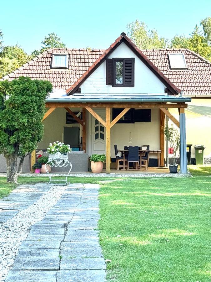Szárszó Apartment with 3 rooms and PRIVATE BEACH, PRIVATE PARKING - B&B