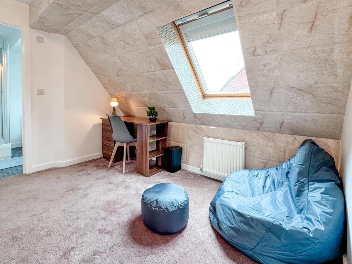 Huge House - Free Parking - 4 bed 3 Bathroom - Leeds - B&B Leeds