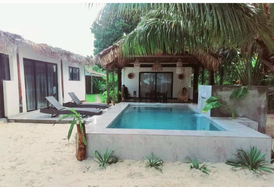 BORAHA BEACH LODGE lodge de plage avec PISCINE PRIVEE, cuisine, salon, télévision, wifi, coffre, ménage, gardien - B&B