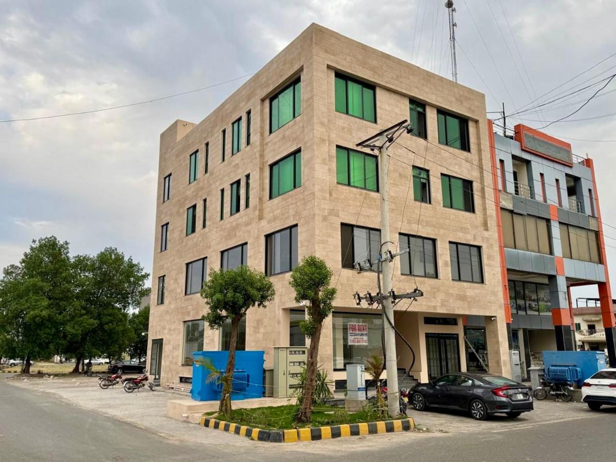 Modern Studio Near Lahore Airport - B&B
