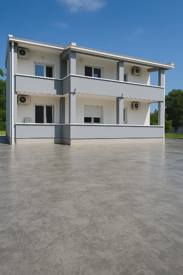 Sunny House Apartments Doni Štoj - B&B Bregvija