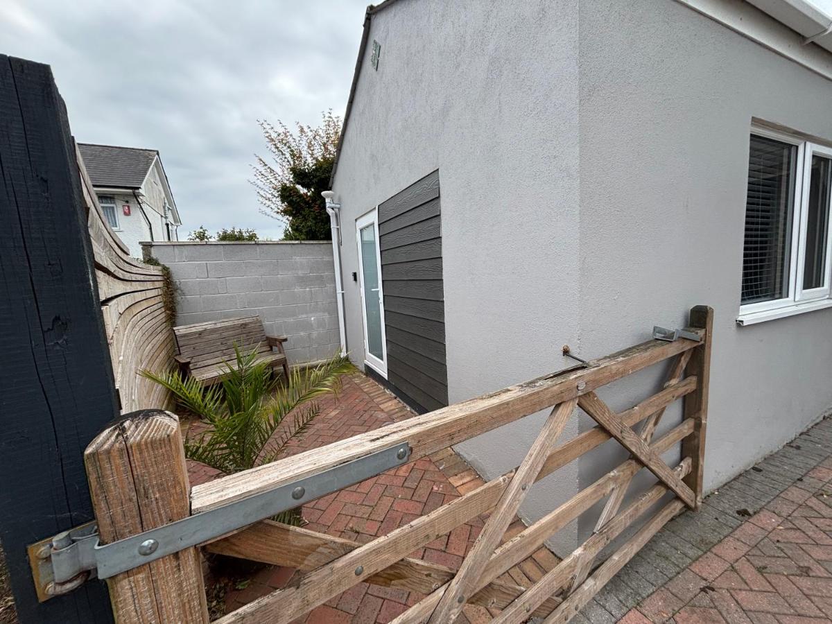 1 double bed studio with private access and parking - Ferienwohnung Plymouth