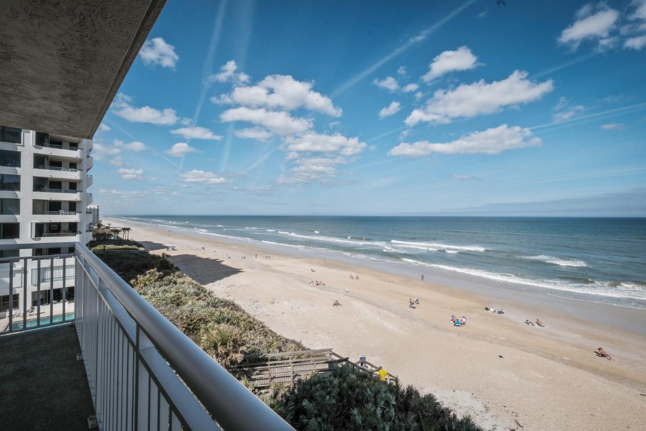 Renovated direct oceanfront corner condo with a huge wrap-around balcony and pool - Chambres d'hôtes New Smyrna Beach