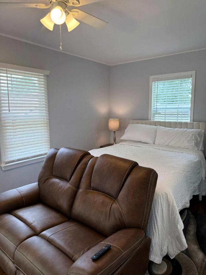 Stylish Stay on Elizabeth-near to Cafes and Music - B&B