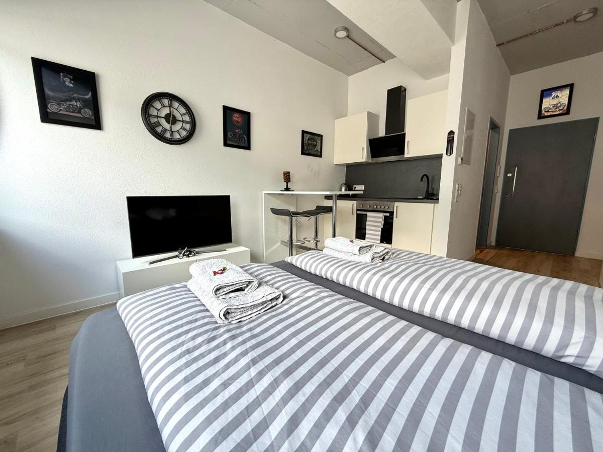 NEU MotoLoft Schwarzwaldhochstraße Zentrum Goldstadt Pforzheim Schlössle - B&B Pforzheim