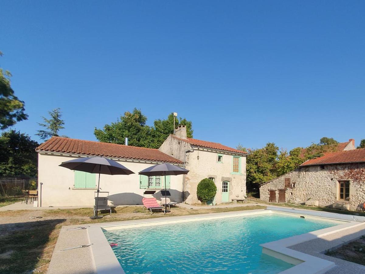 Charmant Gîte avec Piscine Privative et Terrasse à Charroux, Village Médiéval - FR-1-489-394 - B&B