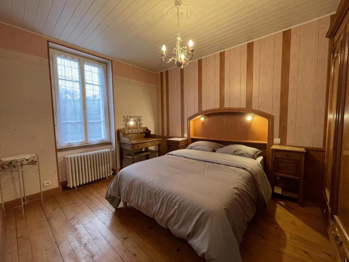 Gîte chaleureux avec terrasse, idéal pour randonnées et activités à la Montagne bourbonnaise - FR-1-489-496 - B&B