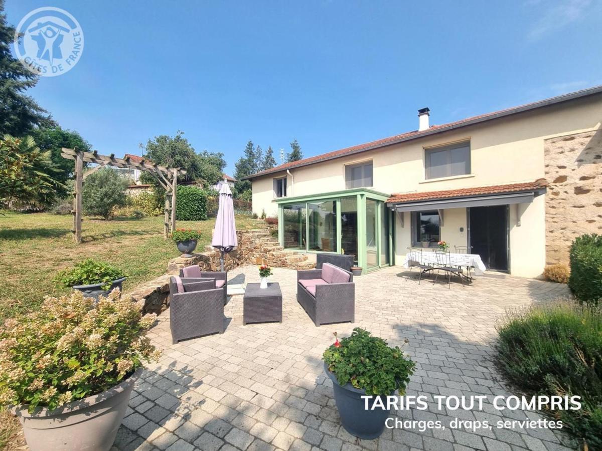 Gîte de charme avec terrasse, jardin et jeux - tout inclus, lits faits, linge fourni à Saint-Galmier - FR-1-496-300 - B&B