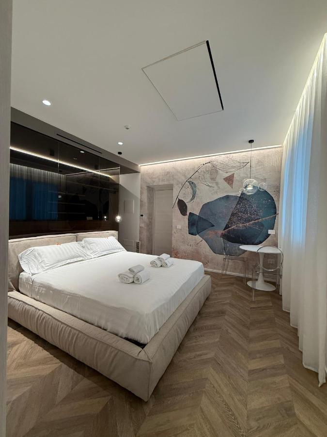 Zimmer mit Queensize-Bett und Whirlpool-Badewanne