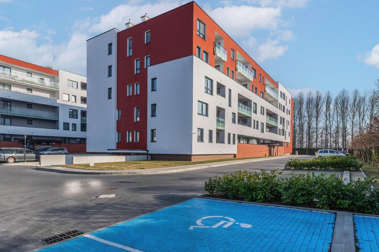 Modern Apartment with Balcony in a Quiet Area by Noclegi Renters - Chambres d'hôtes Kołobrzeg