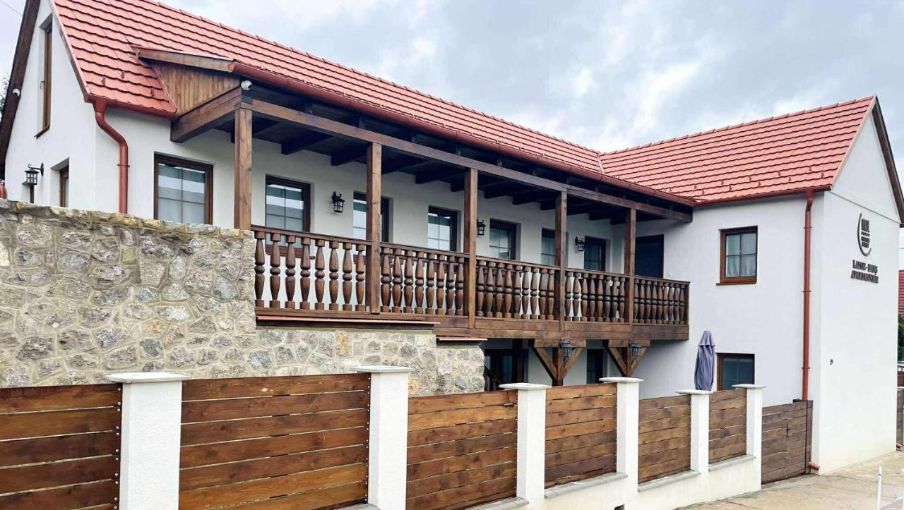 Lator-Hans Apartmanház - B&B