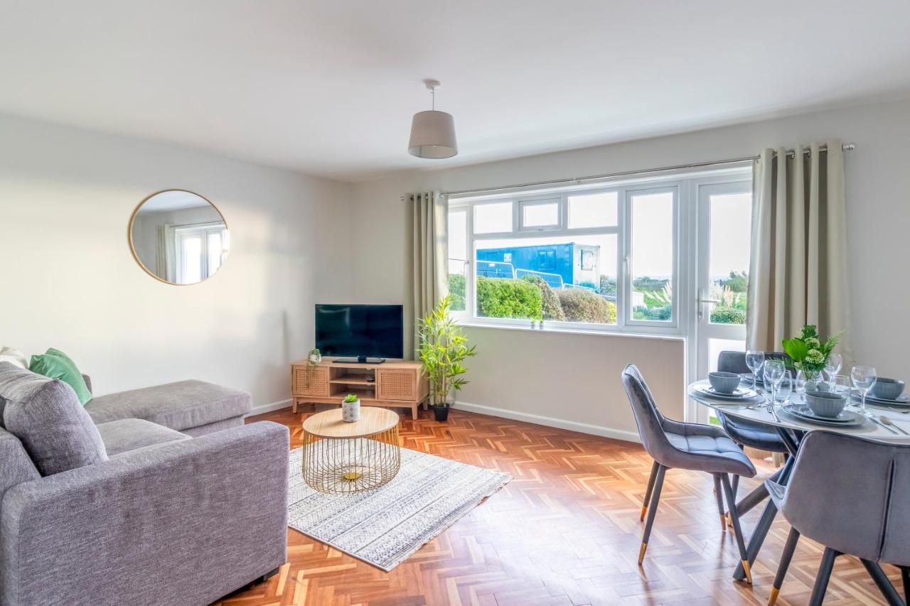 Spacious Sea View 2 bedroom Sleeps 6-Free Parking - Chambres d’hôtes Bournemouth