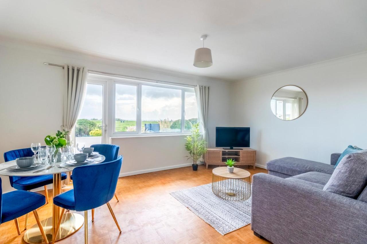 Beautiful Sea View 2 bedroom Sleeps 6-Free Parking - Chambres d’hôtes Bournemouth
