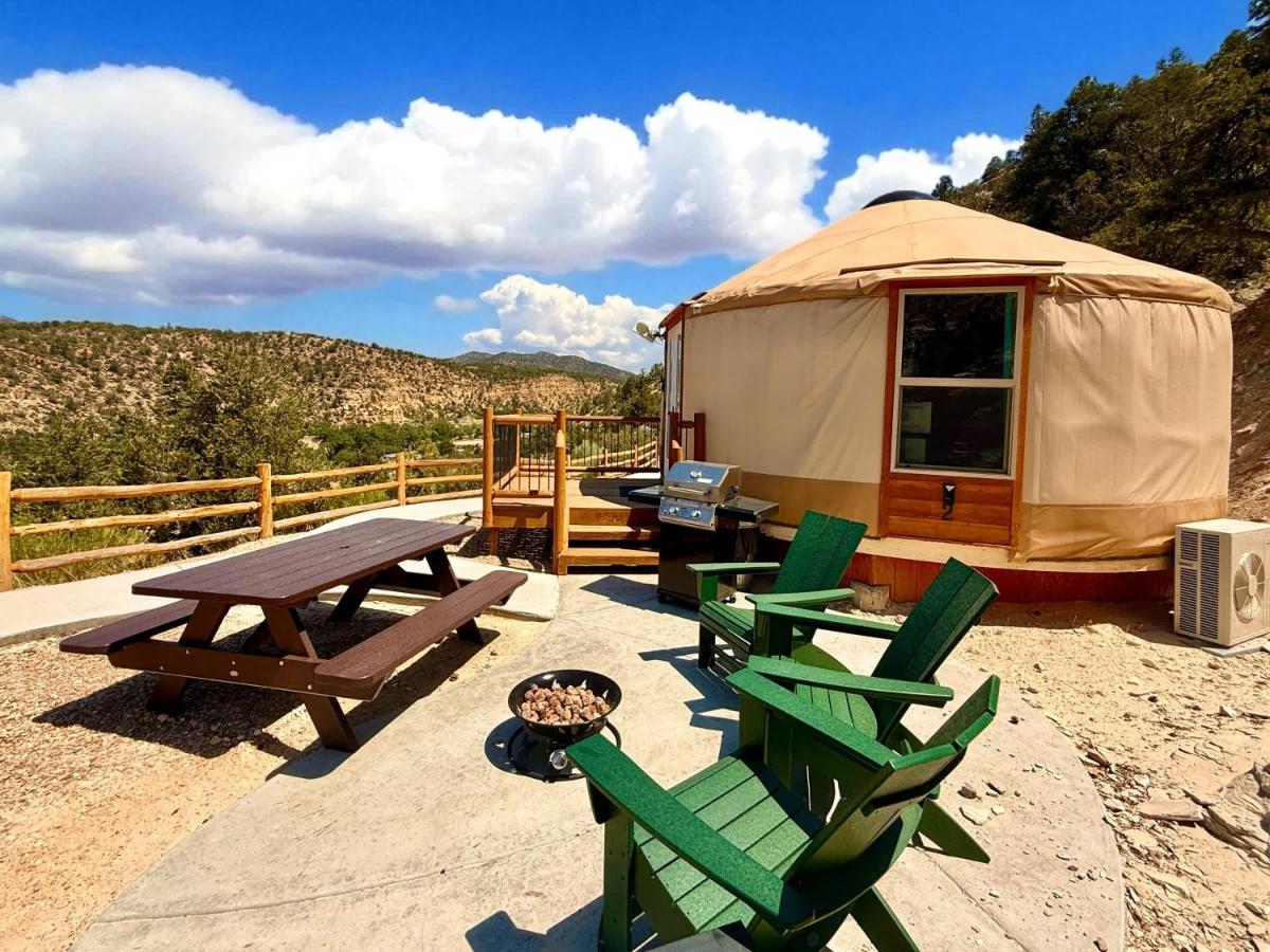 Yurt Overlook #02 with AC and Private Bath King Suite - B&B Orderville