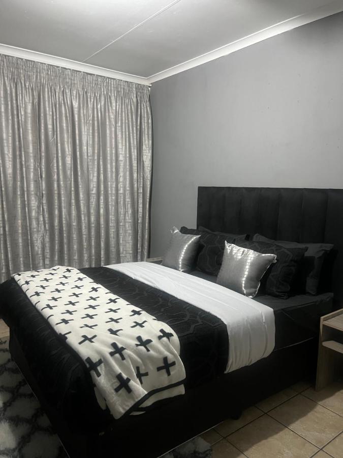 Mama R's Budget-friendly BACKROOM 3 - B&B Newcastle