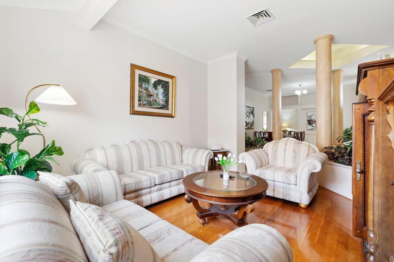 Winthrop Mansion - 5 Bed, 3 Bath, Pool Table, Bbq - Bed and Breakfast Perth