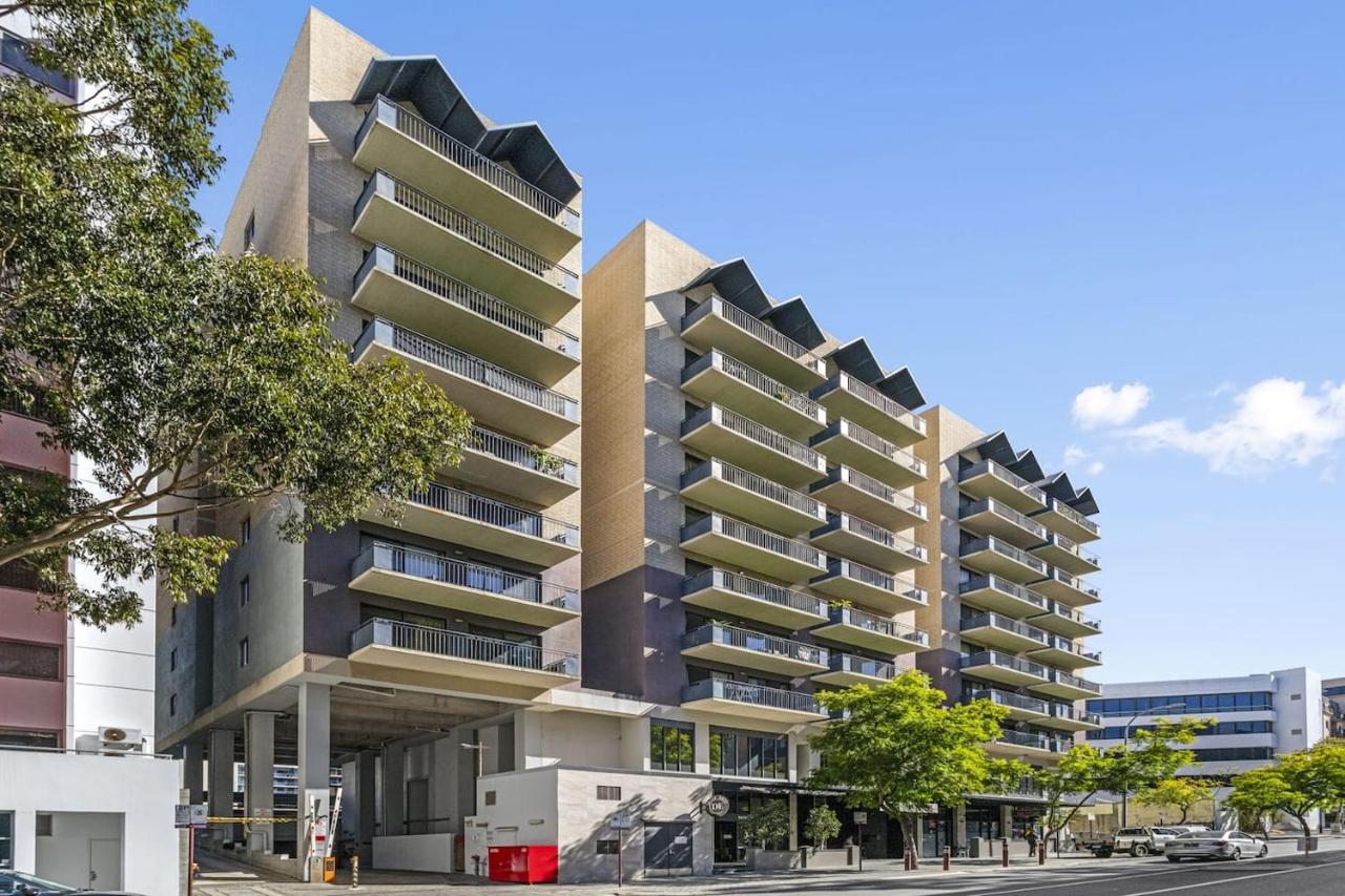 Modern Urban Escape 2BR with South-Facing Balcony - B&B Perth