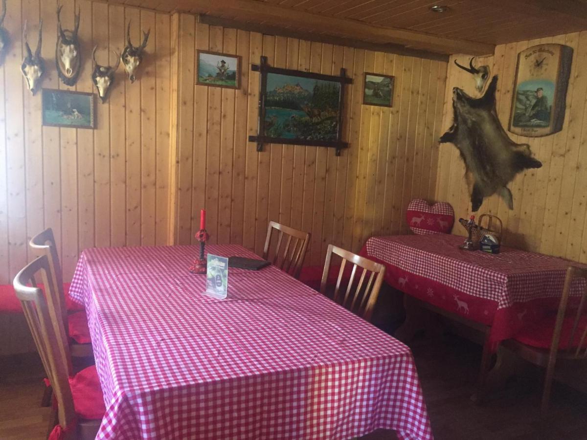Doppelbett im Schlafraum einer Alphütte - Chambres d'hôtes Bisisthal