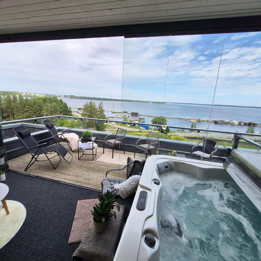 TAMPERE PENTHOUSE-tasokas moderni kaupunki huoneisto huipulla -ISO JACUZZI omalla KATTOTERASSILLA - AURINKOTUOLIT ja Aurinko odottaa Sinua - huikea maisema- - 10 HLÖ - free parking - B&B Tampere