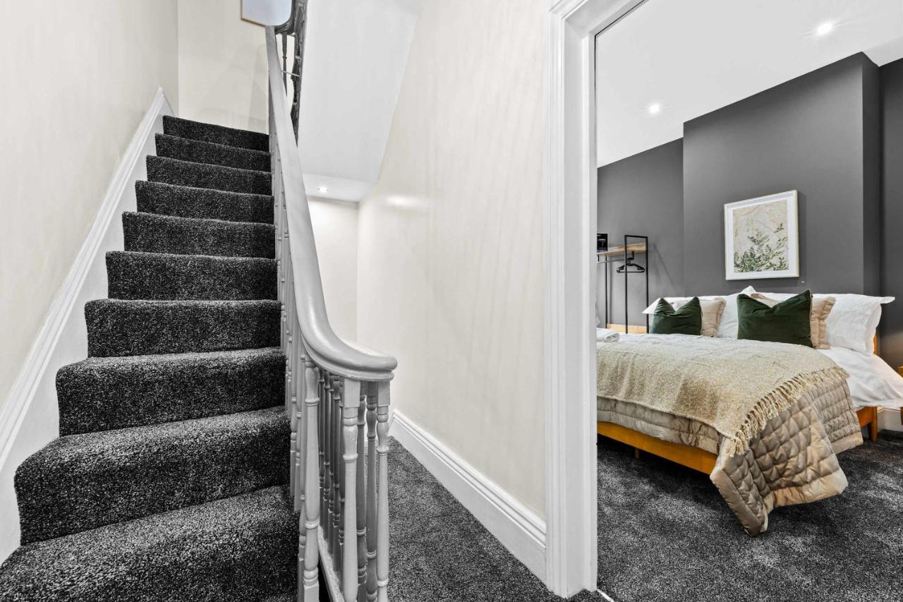 Sleeps 14 The Old Trafford Family Zen by Genesis Living - Chambres d'hôtes Manchester