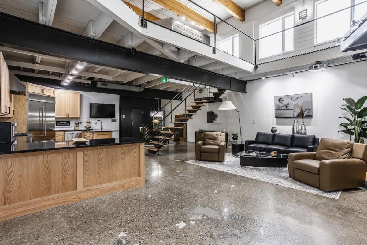 Amazing Modern Chic Mass Ave Townhome with Amenities - B&B Indianapolis