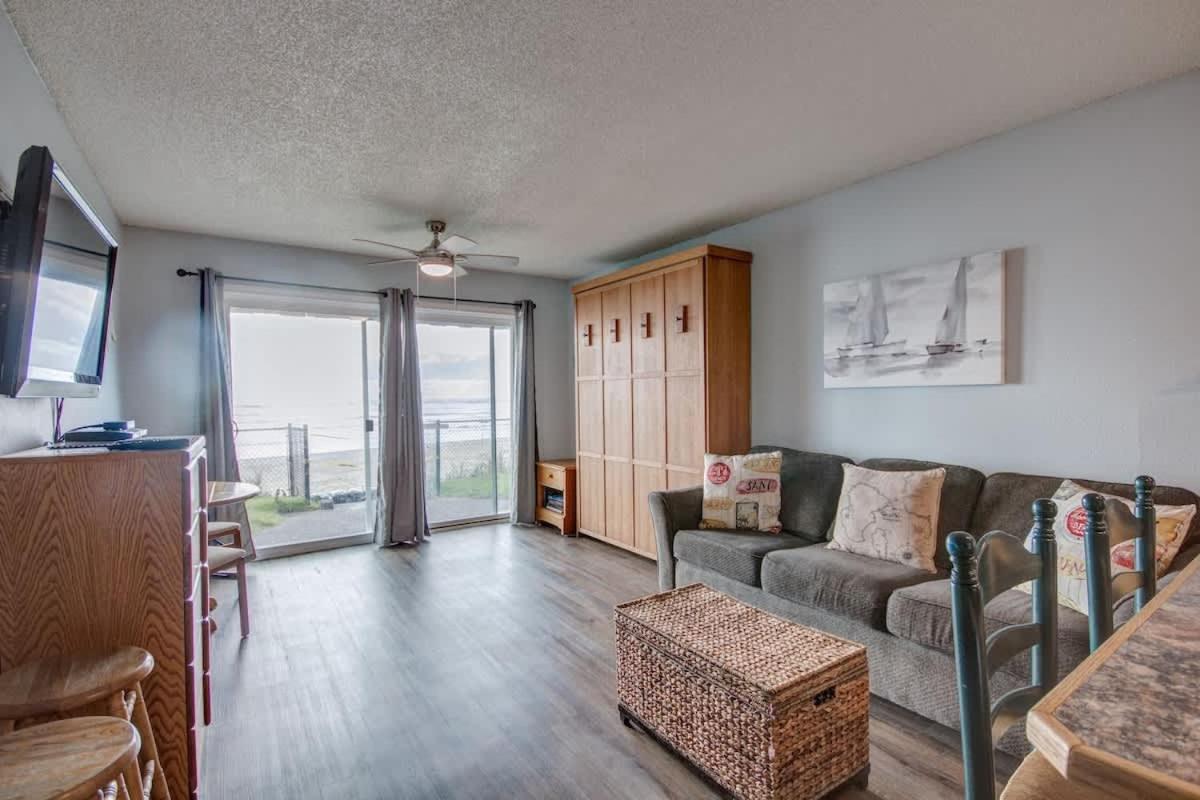 Ground Floor Beachfront Suite - Sleeps 6 - Pool and Sauna - B&B Lincoln City