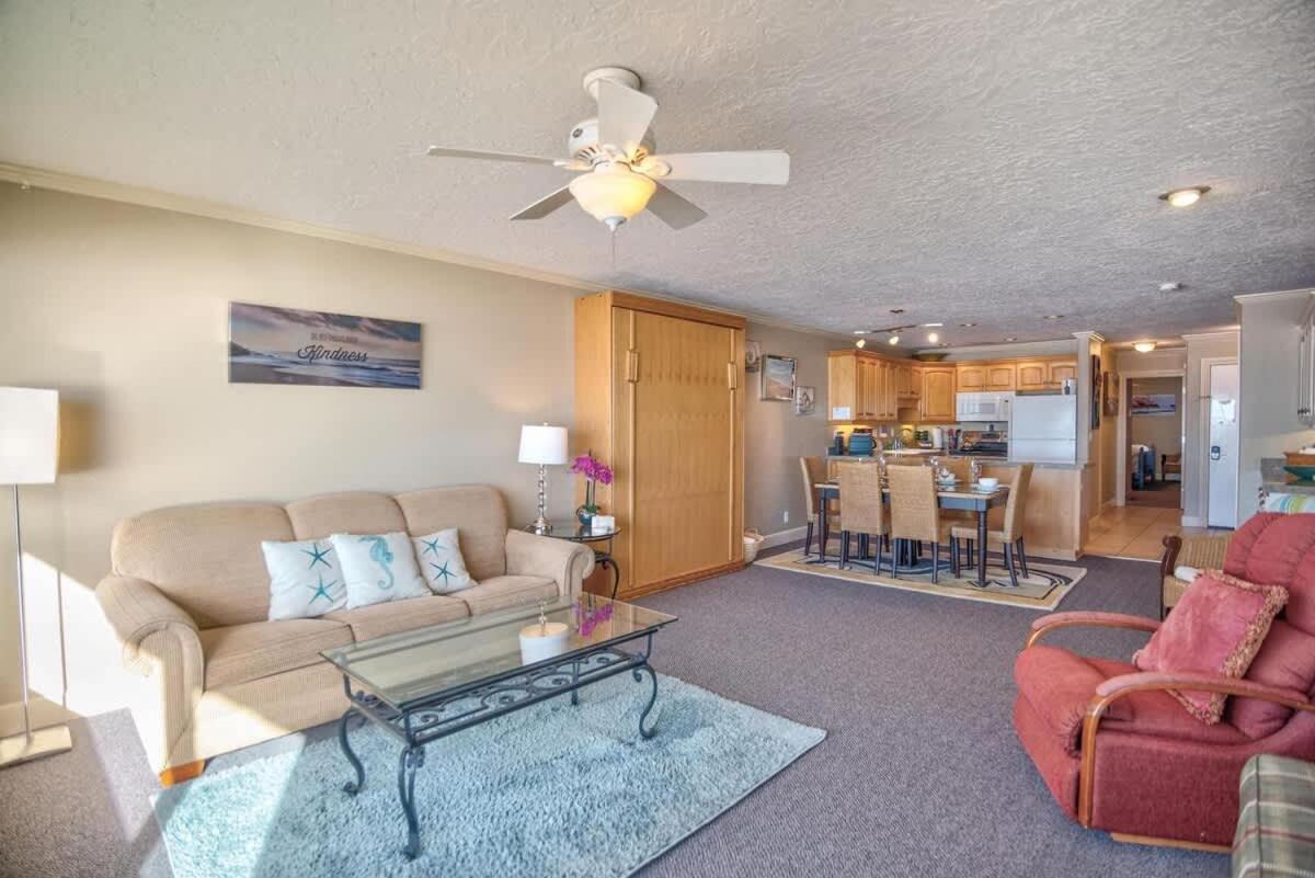Large Beachfront Suite - Sleeps 6 - Second Floor - Pool and Sauna - B&B Lincoln City