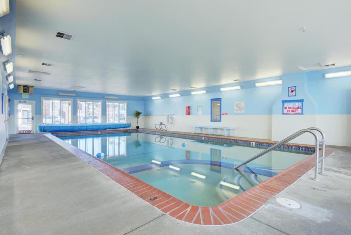 Large Beachfront Suite - Sleeps 6 - Second Floor - Pool and Sauna - B&B Lincoln City