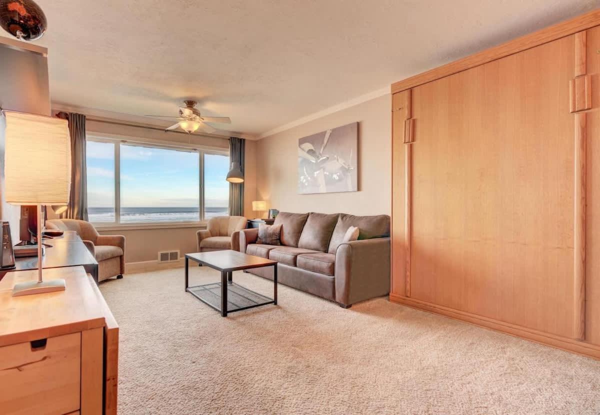 Luxurious Oceanfront Suite - Sleeps 6 - Second Floor - Pool and Sauna - B&B Lincoln City