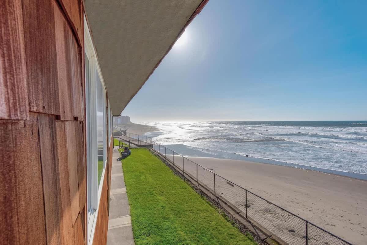 Beachfront Suite - Second Floor - Sleeps 4 - Pool and Sauna - B&B Lincoln City