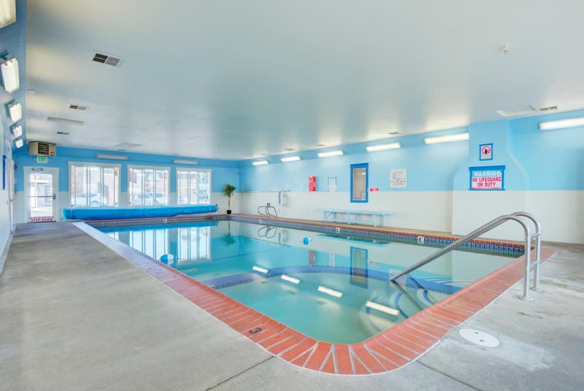 Oceanfront Suite - Top Floor - Pool and Sauna - Sleeps 4 - B&B Lincoln City