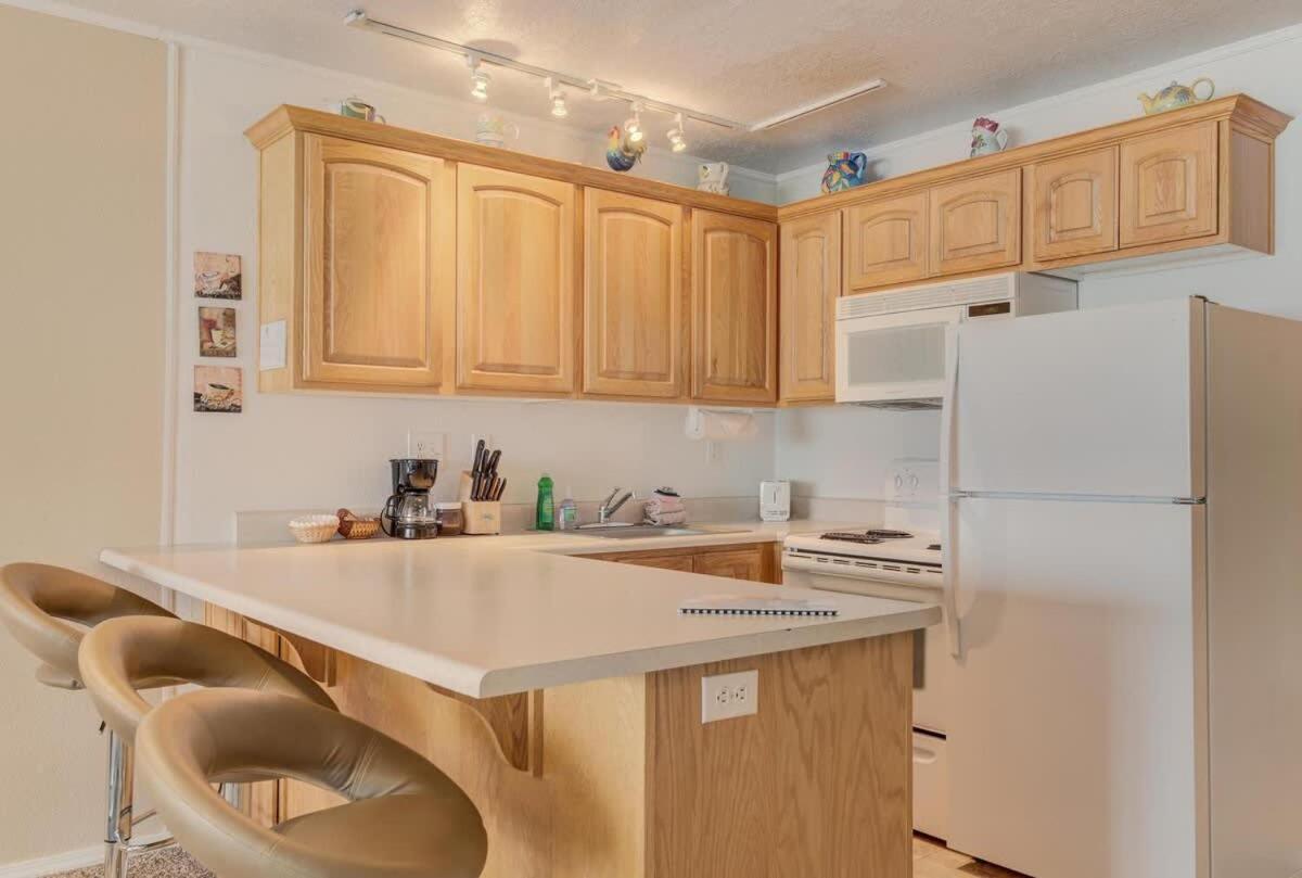 Spacious Beachfront Suite - Sleeps 8 - Top Floor - Pool and Sauna - B&B Lincoln City