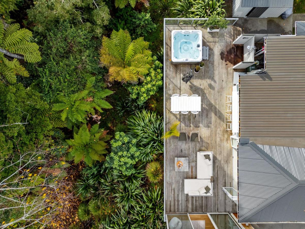 Stylish Gully Retreat with Spa and Office - Bed and Breakfast Hamilton