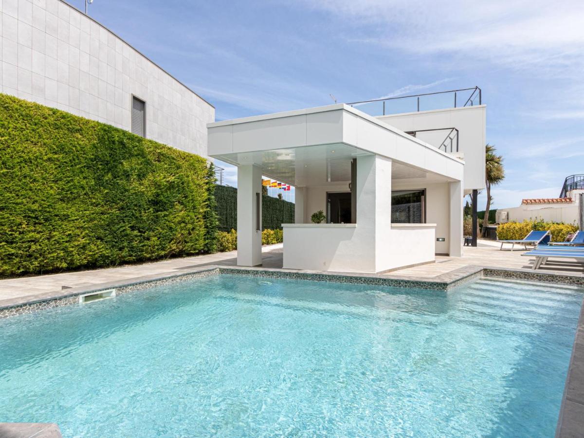 Casa moderna con piscina, Wi-Fi, AA, barbacoa y parking en Sant Pere Pescador - ES-89-73 - B&B